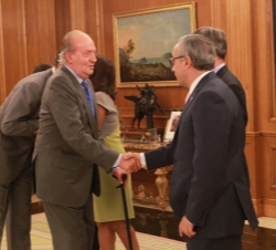 Don Juan Carlos recibe el saludo del presidente del Comité Olímpico Español, Alejandro Blanco